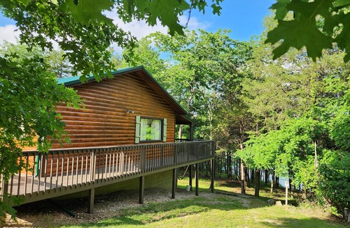Eagle Rock Cabin | Waterfront Cabin on Table Rock w/Direct Lake Access, Hot Tub and Wi-Fi