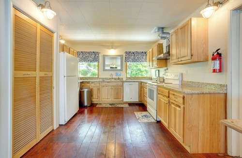 Barview Cottage | Waterfront Coos Bay Retreat w/Kayaks!