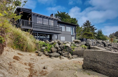 Barview Cottage | Waterfront Coos Bay Retreat w/Kayaks!
