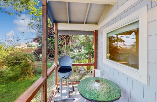 Allyn-Grapeview Apartment | Waterfront couples getaway with patio, gas fireplace, full kitchen and Wifi