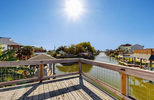 La Marque House | Waterfront Hideaway