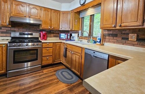 Boulder Junction Cabin | Waterfront home between 2 lakes w/heated porch, dock & kayaks