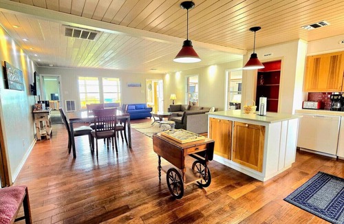 Port Lavaca House | Waterfront, Lighted Pier and Family Games!
