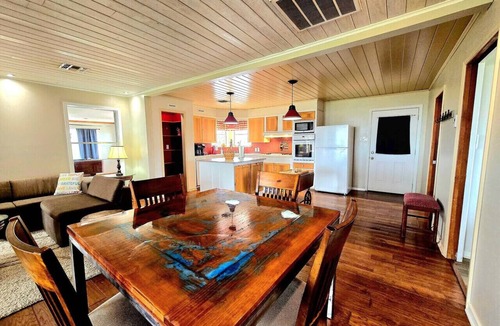 Port Lavaca House | Waterfront, Lighted Pier and Family Games!