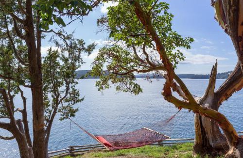 Orcas House | Waterfront Luxury, Chef's Kitchen & Sunset Views