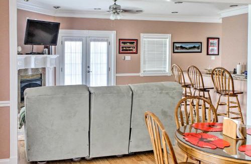New Orleans East Area Villa | Waterfront NOLA Villa: 23 Mi to French Quarter!