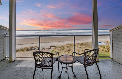 Rockaway Beach House | Waterfront Oceanfront Rockaway Beach House|3 BDR| Near Downtown|WIFI|W&D