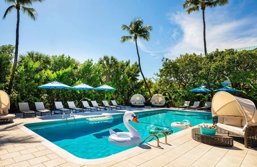 Islamorada Hotel | Waterfront Retreat Perfect Romantic Couple Getaway | Free Parking and Pool