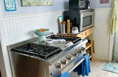 Northport House | Waterfront Studio Beach Cottage Wow Sunsets Walk to Village Shops Winery Brewery