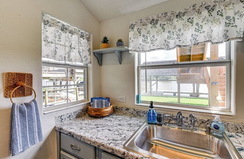 Dickinson Apartment | Waterfront Studio w/Dock, 8 Mi to Kemah Boardwalk
