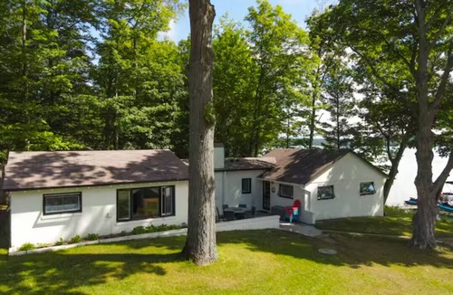 Elk Rapids Cabin | Waterfront w/Beach on Elk Lake - Cabin 4