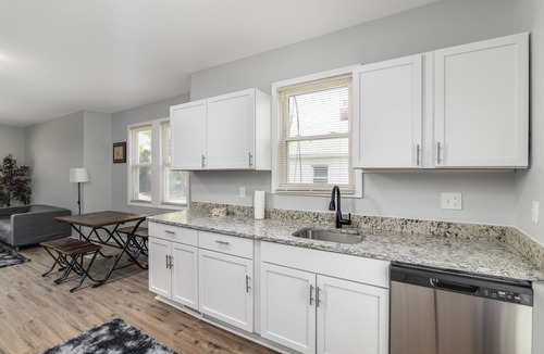 Warren House | Welcome to our charming two-bedroom in Warren/Detroit, MI n