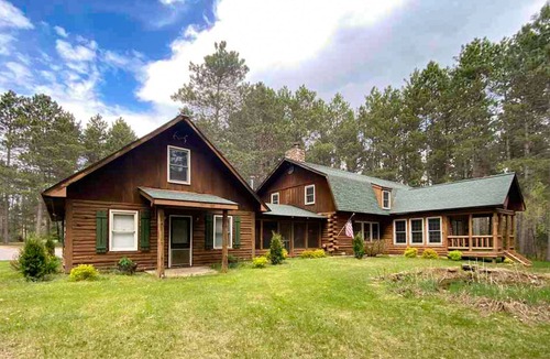 Mauston Cabin | Welcoming dog-friendly cabin with firepit, screened-in porch, game room, & yard