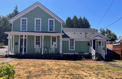 McLoughlin House | Welcoming Home Away from Home 2-bedroom Duplex with AC in Oregon City