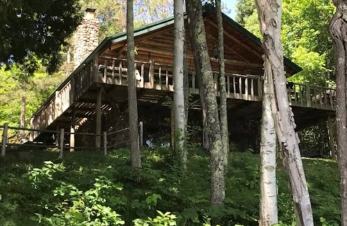 Drummond Cabin | Welcoming Log Cabin on Pristine Lake Owen Surrounded by National Forest