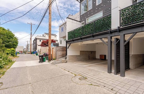 Fairmount Park Apartment | West Seattle Junction Private Parking Walkable 15 mins from Downtown