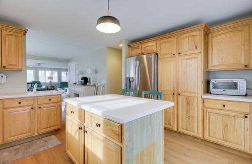 Misquamicut House | Westerly Retreat ~ 1/4 Mi to Private Beach!