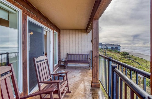 Lincoln Beach House | Whale's Spout