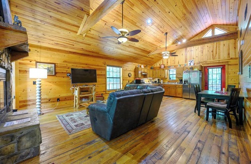 Broken Bow Cabin | Whisperwind -2 bedroom, 2 bath, Hot tub