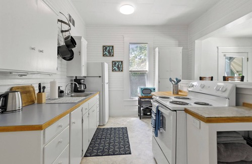 Market District House | White Lotus in Eugene, just minutes from downtown, sleeps 4