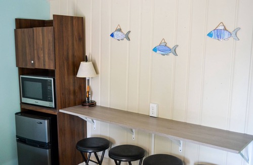 Whitehall Hotel | Whitehall Cottages Boutique Motel - 2 Full Beds