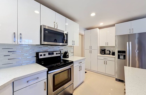 Boynton Beach House | WhiteIris-5-Bedroom Home with Pool, Mini Golf, & Heated Jacuzzi in Boynton Beach