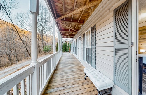 Sylva Apartment | Wilderness studio with kitchenette, jetted tub, smart TV, & AC - dog-friendly
