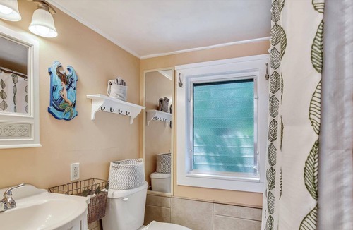 Historic Seaport Apartment | Windchime by AvantStay | Walk to Duval Street | Month Long Stays Only
