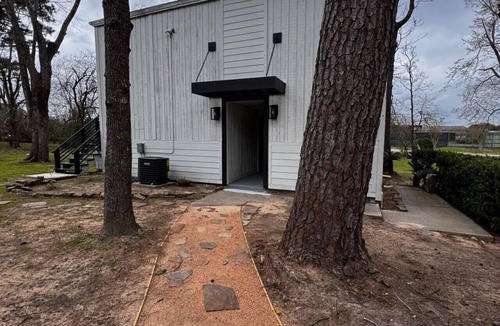 April Sound Apartment | Window to Paris Studio on Lake Conroe