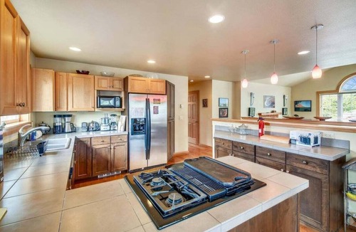 Downtown Cannon Beach House | Windrush - Close to Beach & Downtown!