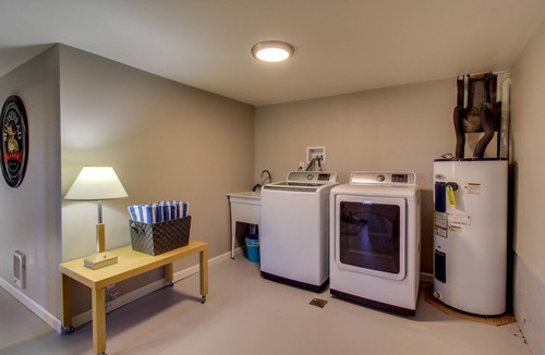 Dundee House | Wine country home with game room & valley view - dog-friendly