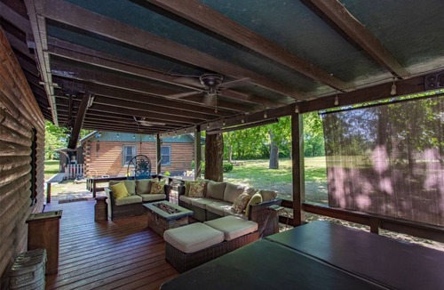 Valley View Cabin | Wings R Ranch Log Cabin with hot tub!