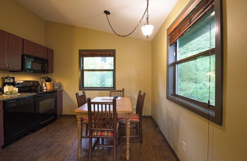 Wisconsin Dells Cottage | Wisconsin Dells | Pool & Waterpark Access | 2BR Cottage
