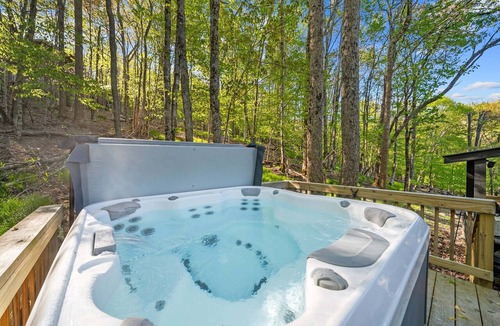Beech Mountain Cabin | Wolfman Lodge - hot tub, fire pit, newly updated, trails, ski
