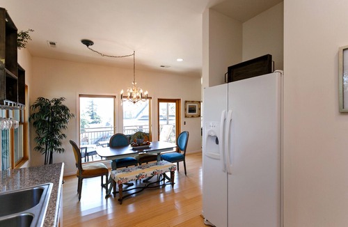 Hood River Condo | WONDERFUL Downtown Condo with everything in the heart of Hood River