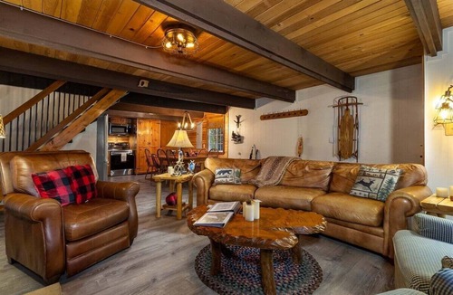 Packwood Cabin | Wonderland Chateau | Hot Tub, Wifi, AC