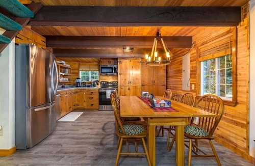 Packwood Cabin | Wonderland Chateau | Hot Tub, Wifi, AC
