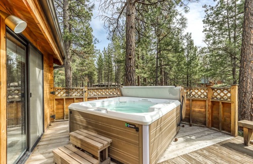 Sisters Cabin | Woodsy Home w/Private Hot Tub & Treehouse - Near Pool