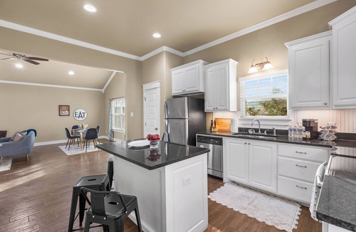 Abilene House | Work Crew Paradise - 3bedroom/3bathroom - Short Drive to Stargate