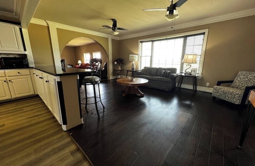 Valley View House | Worker Friendly Stay 8 beds Truck Trailer Parking