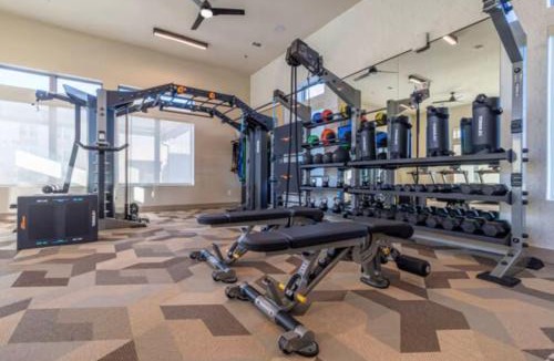 Sherman Apartment | WorkerFriendly KINGbed A plus Location Washer Wifi Pool