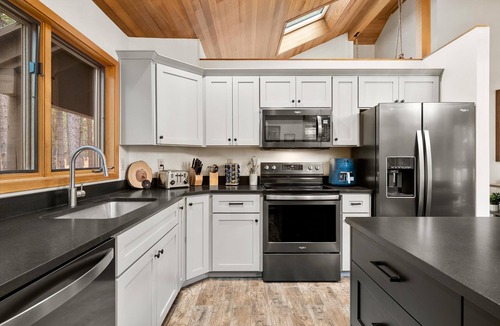 Black Butte Ranch Cabin | Wow!NEW! Black Butte Luxe! Views/Arcade/GameRoom/Hot Tub/Sauna/2 Playrooms!