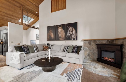 Black Butte Ranch Cabin | Wow!NEW! Black Butte Luxe! Views/Arcade/GameRoom/Hot Tub/Sauna/2 Playrooms!