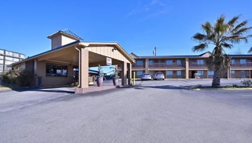 Center Hotel | Xecutive Inn and Suites
