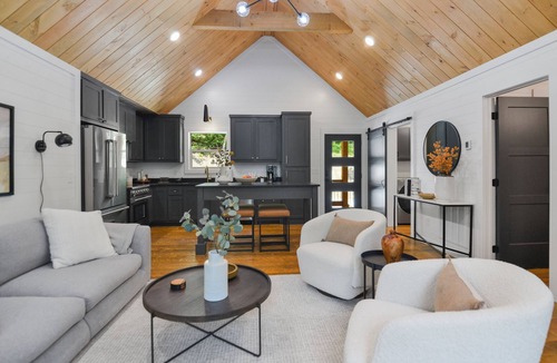 Cherry Log Cabin | Your Fall Getaway is here - Modern Luxury Cabin - Kings Beds - Hot tub