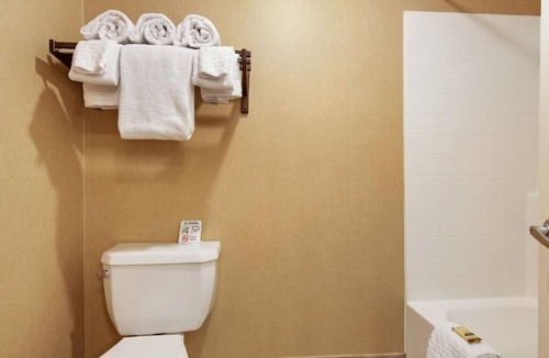 Bryce Canyon Hotel | Your Gateway to Adventure! Swimming Pool, Free Breakfast, Pets Allowed!