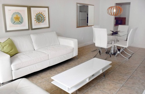 Key Biscayne Apartment | Your Relaxing Getaway Awaits! 2 Modern Rooms, Private Beach Access, Pool Access