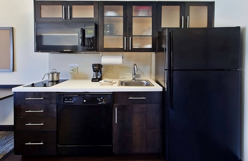 Southfield Hotel | Your Relaxing Getaway Awaits! Family-friendly Room w/Kitchen, Free Parking