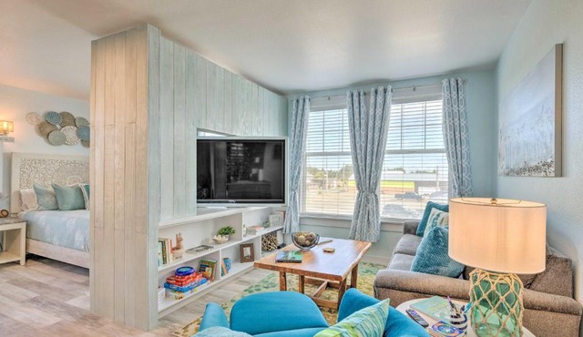 1 Block to Long Beach! Adorable Downtown Studio
