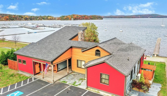 1 King Bed, 1 Queen Sleeper Sofa Walk-in Shower, Soaker TUB SCENIC VIEW OVERLOOKING MALLETS BAY OPEN FLOOR PLAN